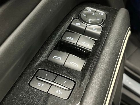 Used 2022 Cadillac Escalade Premium Luxury w/ LPO, Illumination Package image 17