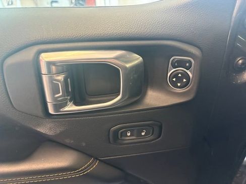 Used 2025 Jeep Wrangler Unlimited Sahara AWD/4WD image 20