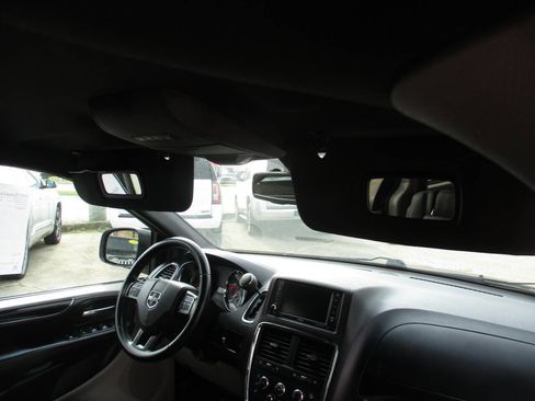 Used 2020 Dodge Grand Caravan SXT image 34