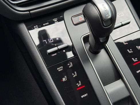 Used 2025 Porsche Macan AWD/4WD image 38