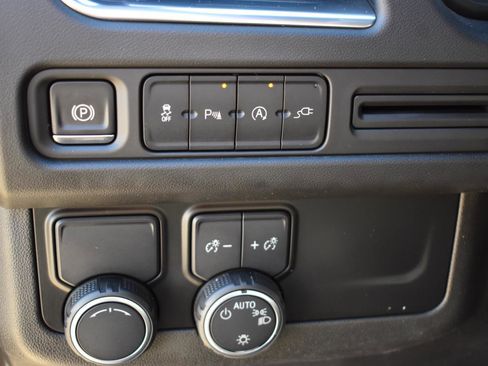 Used 2021 Chevrolet Suburban LT image 25