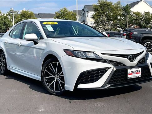 Used 2022 Toyota Camry SE FWD image 2