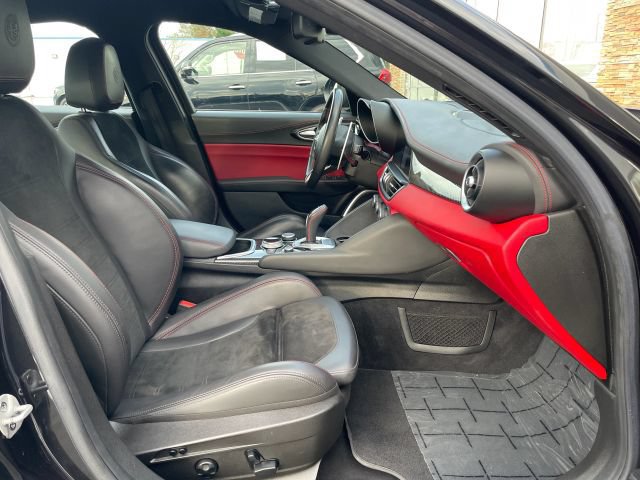 Used 2021 Alfa Romeo Giulia Quadrifoglio RWD image 32