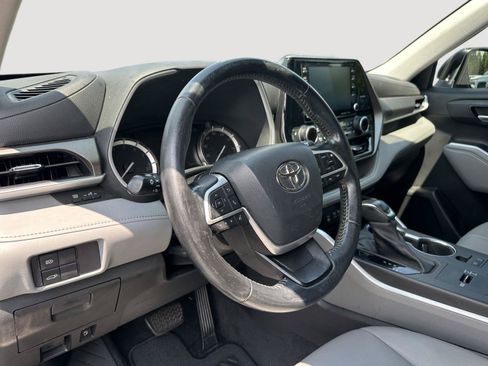 Used 2022 Toyota Highlander XLE FWD image 11