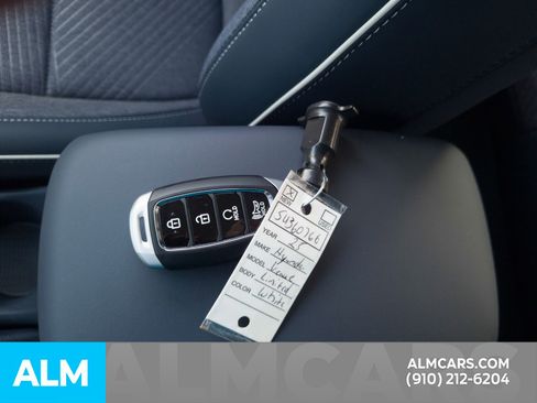 Used 2025 Hyundai Venue Limited image 31