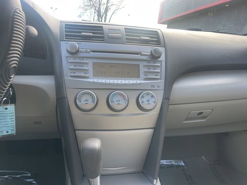 Used 2011 Toyota Camry image 17