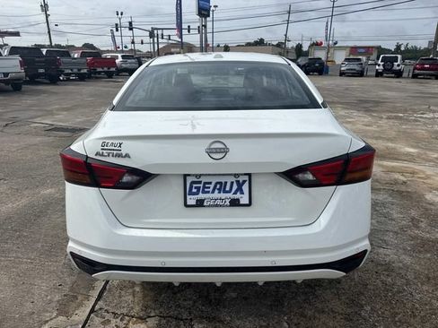Used 2025 Nissan Altima 2.5 SV FWD image 12