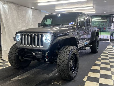 Used 2020 Jeep Gladiator Overland AWD/4WD image 3