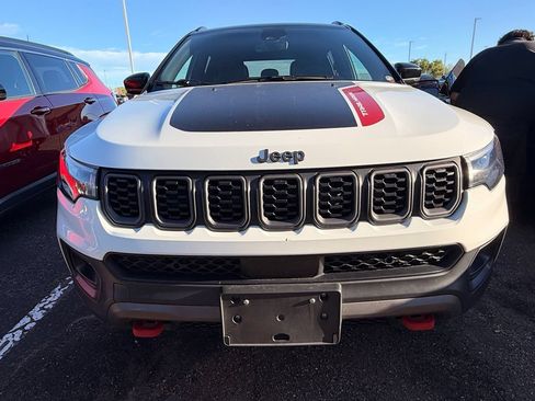 Used 2025 Jeep Compass Trailhawk AWD/4WD image 3
