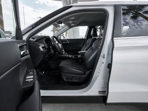 Used 2023 Mitsubishi Outlander SE image 18