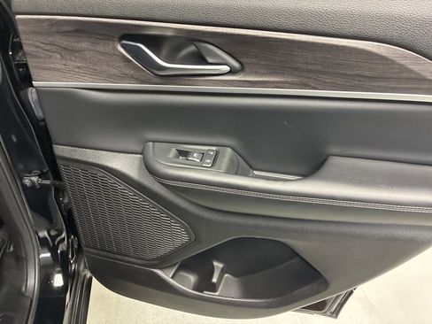 Used 2023 Jeep Grand Cherokee Limited w/ Black Appearance Package image 12