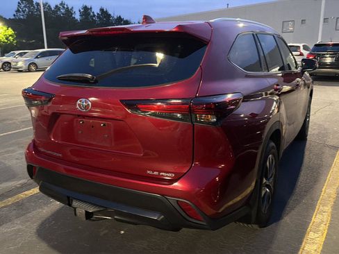 Certified 2024 Toyota Highlander XLE AWD/4WD image 10