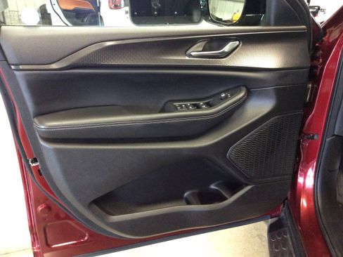 Used 2024 Jeep Grand Cherokee L Laredo image 13