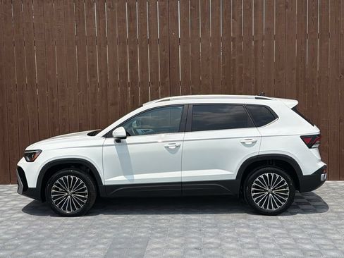 Used 2025 Volkswagen Taos SE w/ Panoramic Sunroof Package FWD image 14