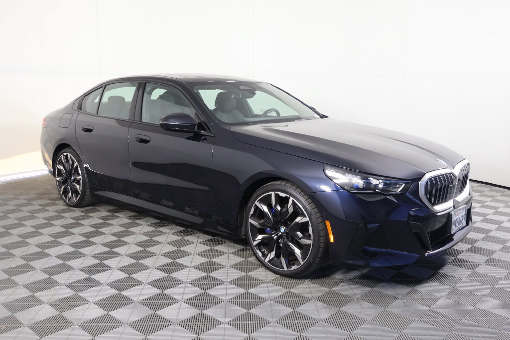 Used 2026 BMW 530i w/ M Sport Package RWD image 3