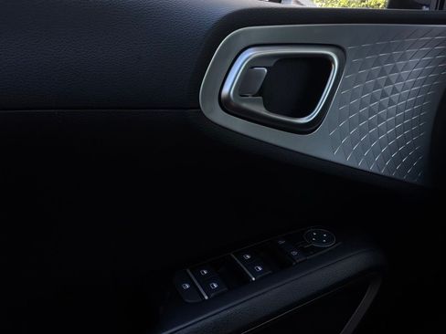 Used 2025 Kia Soul LX w/ LX Technology Package FWD image 19