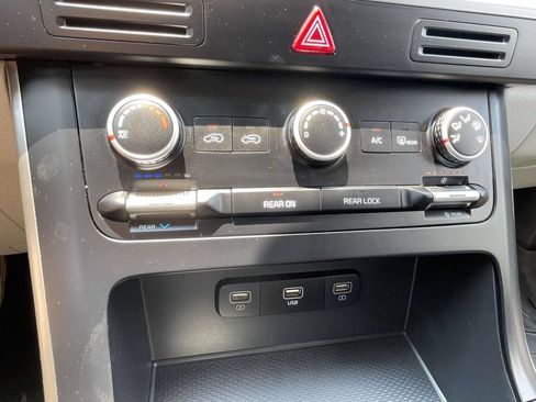 Used 2023 Kia Carnival LX FWD image 17