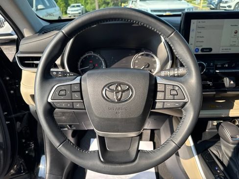 Used 2023 Toyota Highlander XLE FWD image 15