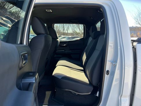 Used 2021 Toyota Tacoma TRD Sport w/ Technology Package image 17