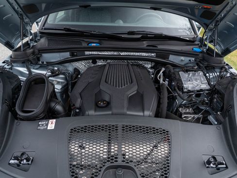 Certified 2025 Porsche Macan image 17