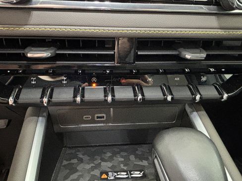 Used 2024 Chevrolet Colorado ZR2 w/ ZR2 Convenience Package III AWD/4WD image 12