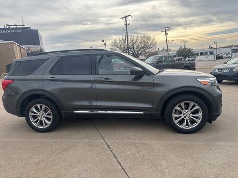 Used 2020 Ford Explorer XLT w/ Equipment Group 202A image 4