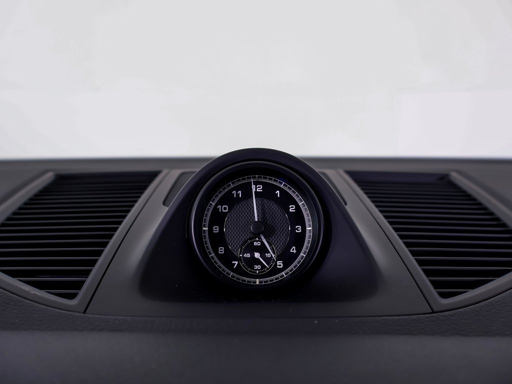 Certified 2025 Porsche Macan AWD/4WD image 19