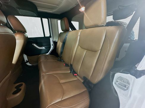 Used 2016 Jeep Wrangler Unlimited Rubicon w/ Connectivity Group AWD/4WD image 24