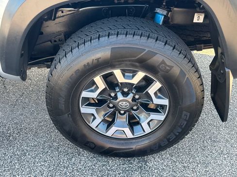 Used 2022 Toyota Tacoma TRD Off-Road AWD/4WD image 41