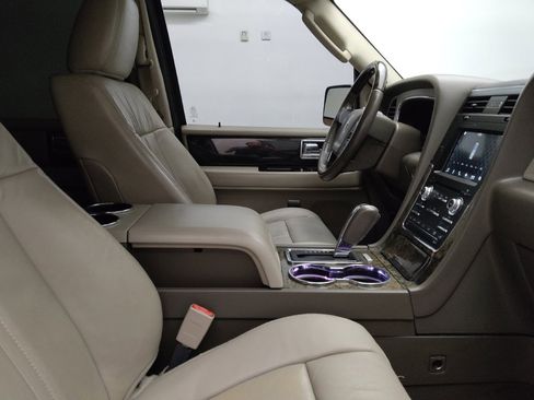 Used 2016 Lincoln Navigator Select image 21