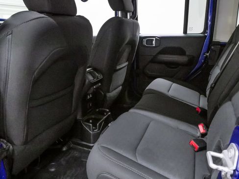 Used 2018 Jeep Wrangler Unlimited Sahara AWD/4WD image 10