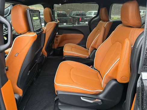 New 2026 Chrysler Pacifica Pinnacle AWD/4WD image 10