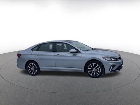 Used 2025 Volkswagen Jetta SE image 2