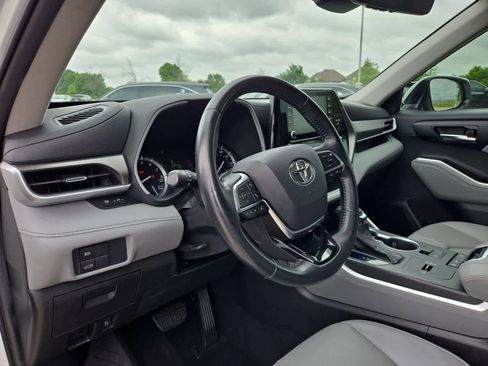 Used 2021 Toyota Highlander XLE FWD image 2