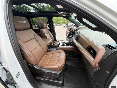 Used 2025 Chevrolet Suburban High Country AWD/4WD image 27