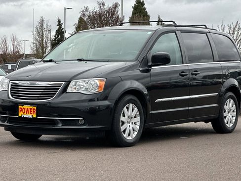Used 2016 Chrysler Town & Country Touring FWD image 8
