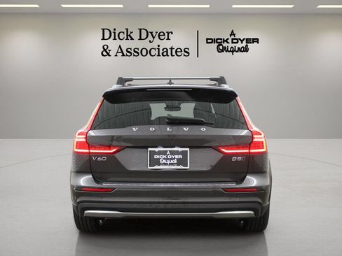 Certified 2023 Volvo V60 B5 Cross Country Plus w/ Climate Package AWD/4WD image 10