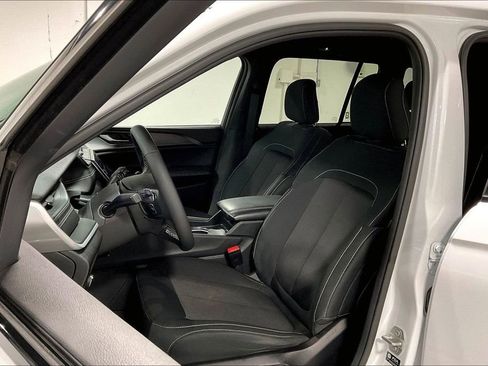 Used 2024 Jeep Grand Cherokee Laredo RWD image 31