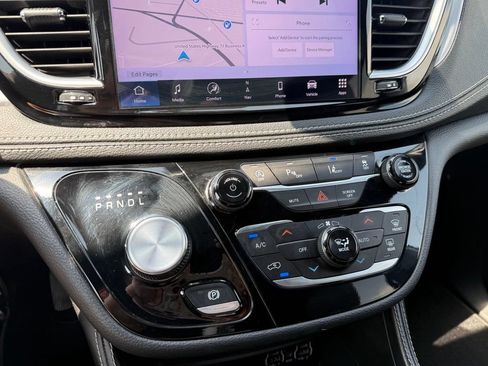 Used 2025 Chrysler Pacifica Limited FWD image 18