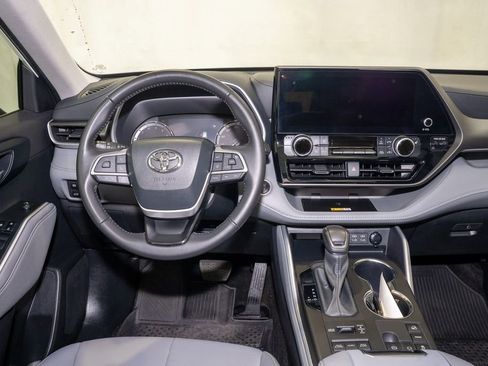 Used 2024 Toyota Highlander XLE image 7