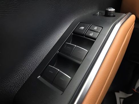 Used 2024 Toyota Highlander Platinum image 24