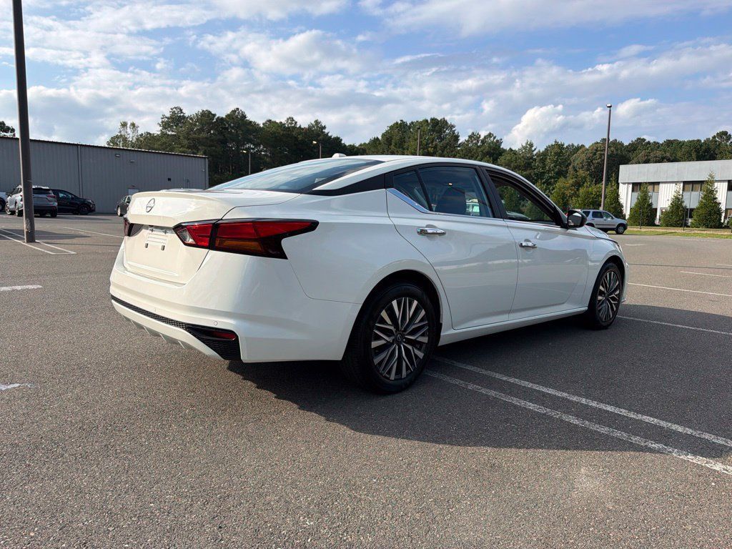 Used 2025 Nissan Altima 2.5 SV FWD image 5