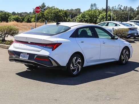 Certified 2025 Hyundai Elantra SEL FWD image 5