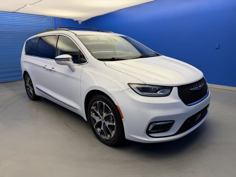 Used 2022 Chrysler Pacifica Limited w/ Uconnect Theater Family Group FWD image 2