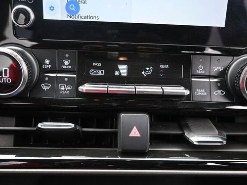 Used 2023 Toyota Highlander L FWD image 32