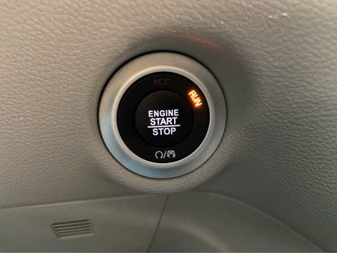 Used 2024 Chrysler Pacifica Touring-L FWD image 40