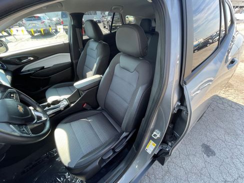 Used 2025 Chevrolet Trax LT w/ LT Convenience Package image 37