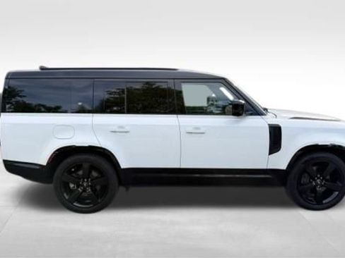 Used 2024 Land Rover Defender 130 X-Dynamic SE AWD/4WD image 4