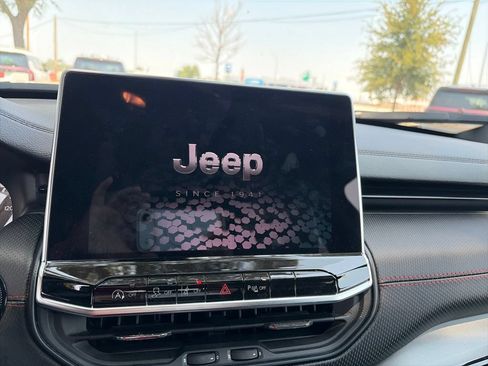 Used 2025 Jeep Compass Trailhawk AWD/4WD image 17