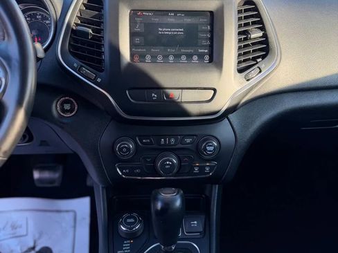 Used 2019 Jeep Cherokee Latitude Plus w/ Cold Weather Group AWD/4WD image 14